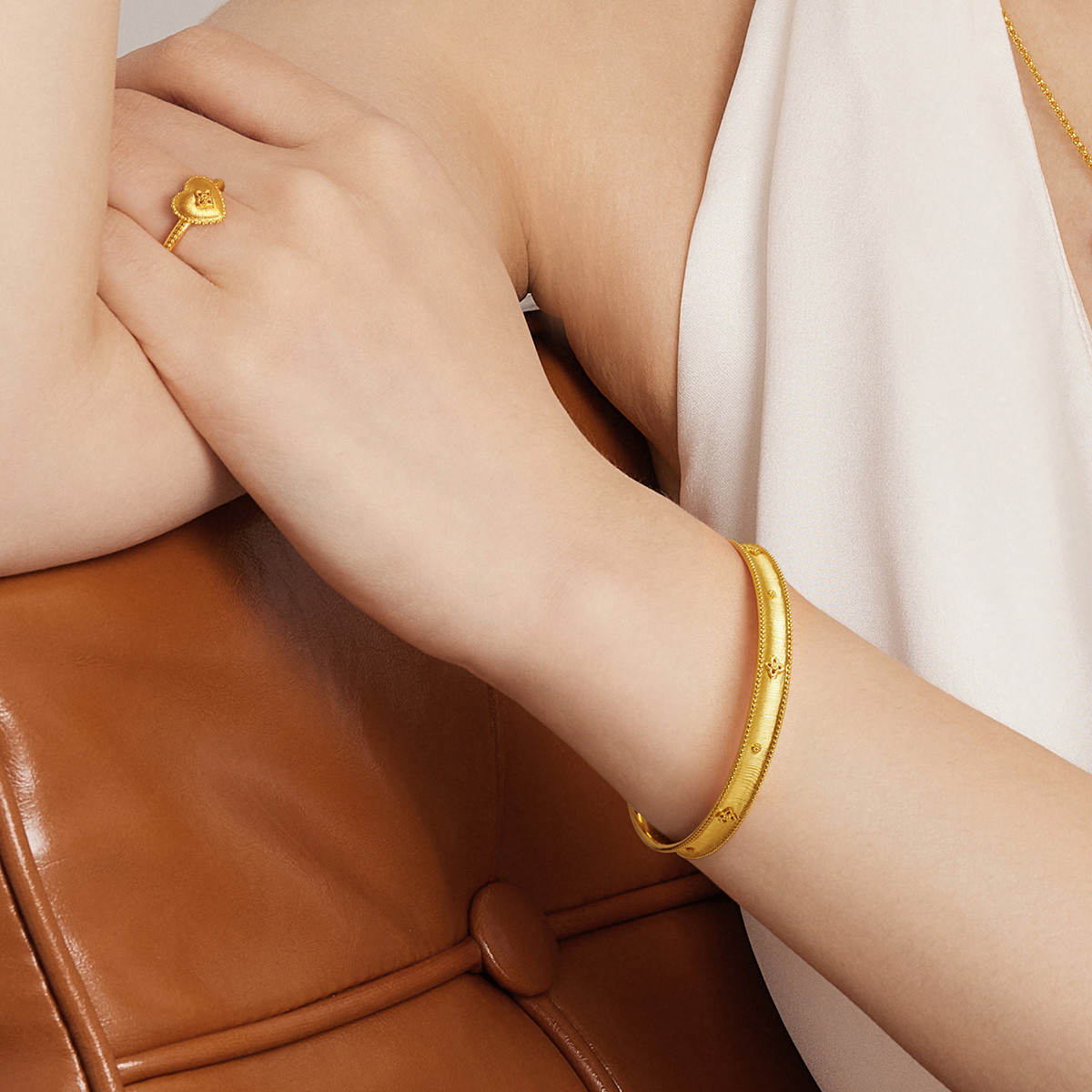 六福珠宝丝绸金丝光黄金手镯女足金镯子实心拉丝计价L07TBGB0020【1V1直播看货】【联系客服补货】