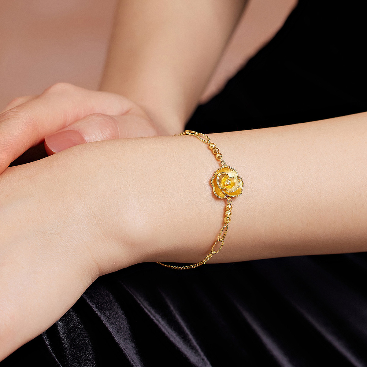 六福珠宝丝绸金玫瑰花黄金手链女款拉丝足金蹦迪珠计价GJGTBB0019