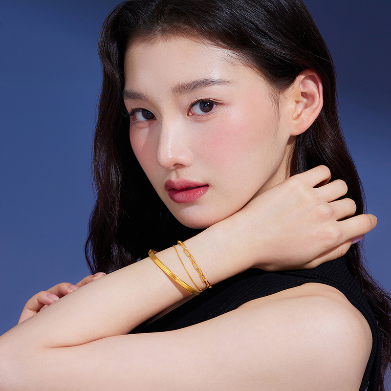 六福珠宝简约镜面黄金手镯女5G光影金弹力蛇骨金镯子计价020124AA