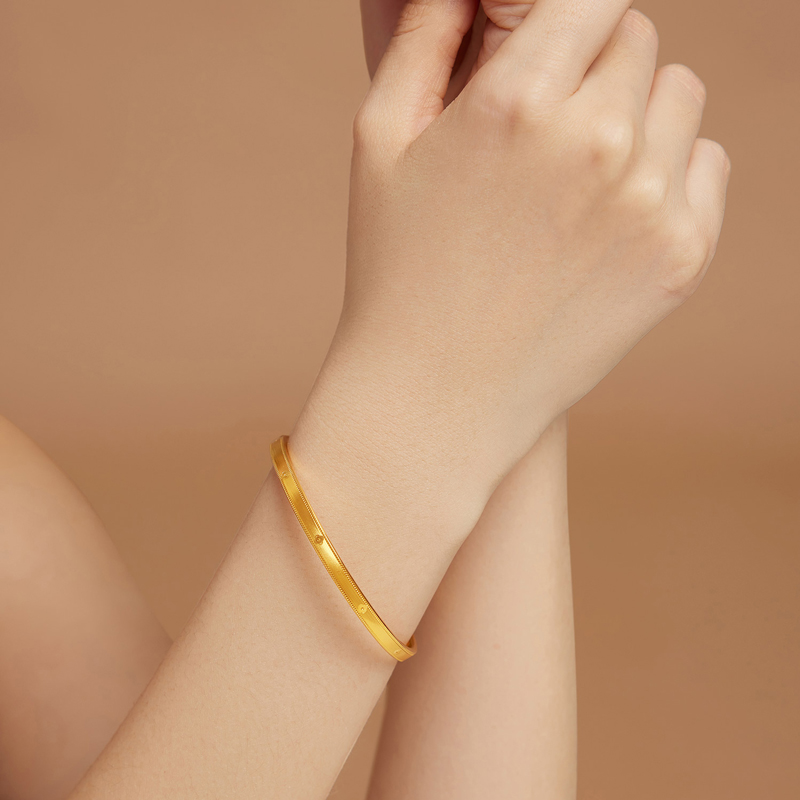 六福珠宝四叶草黄金手镯光面素圈足金镯子女正品计价A01TBGB0019【1V1直播看货】