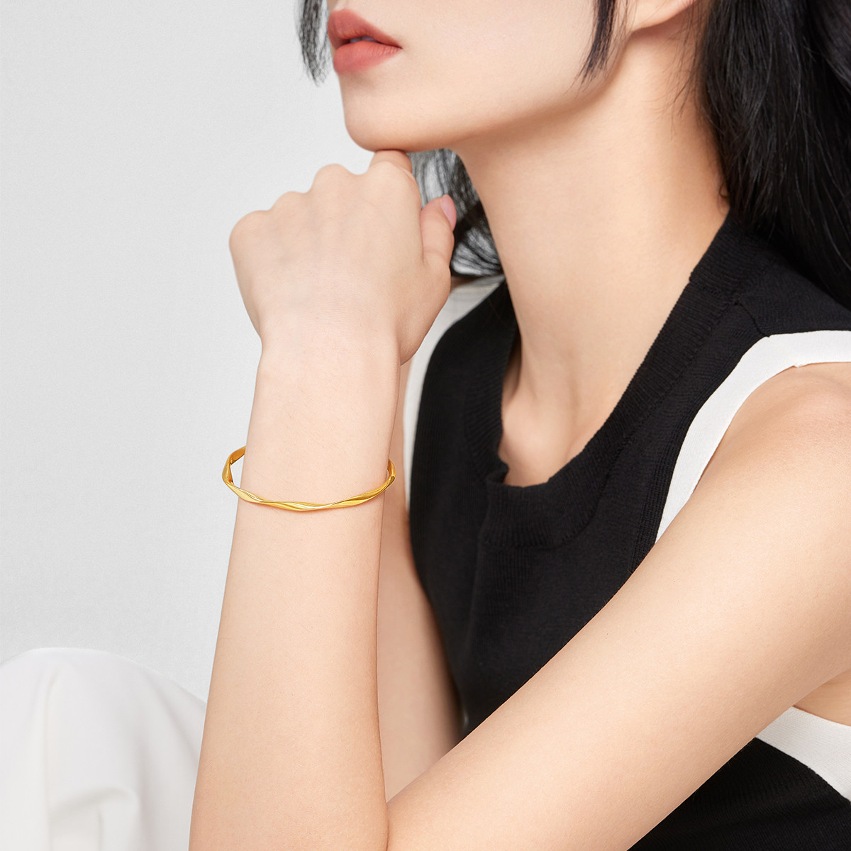 六福珠宝莫比乌斯环黄金手镯实心女四叶草挂坠金镯子计价009145AA【联系客服补货】