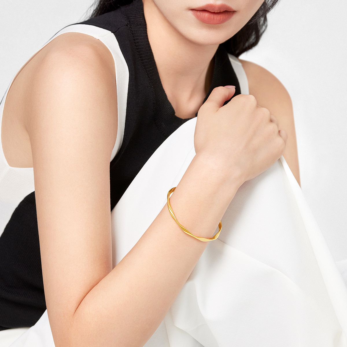 六福珠宝莫比乌斯环黄金手镯实心女四叶草挂坠金镯子计价009145AA【联系客服补货】