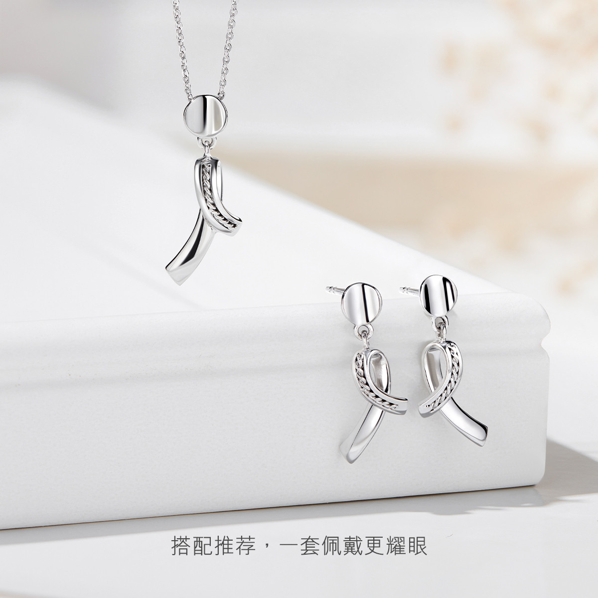 六福珠宝异形耳坠铂金耳钉女光面Pt950白金耳环计价GJPTBE0006