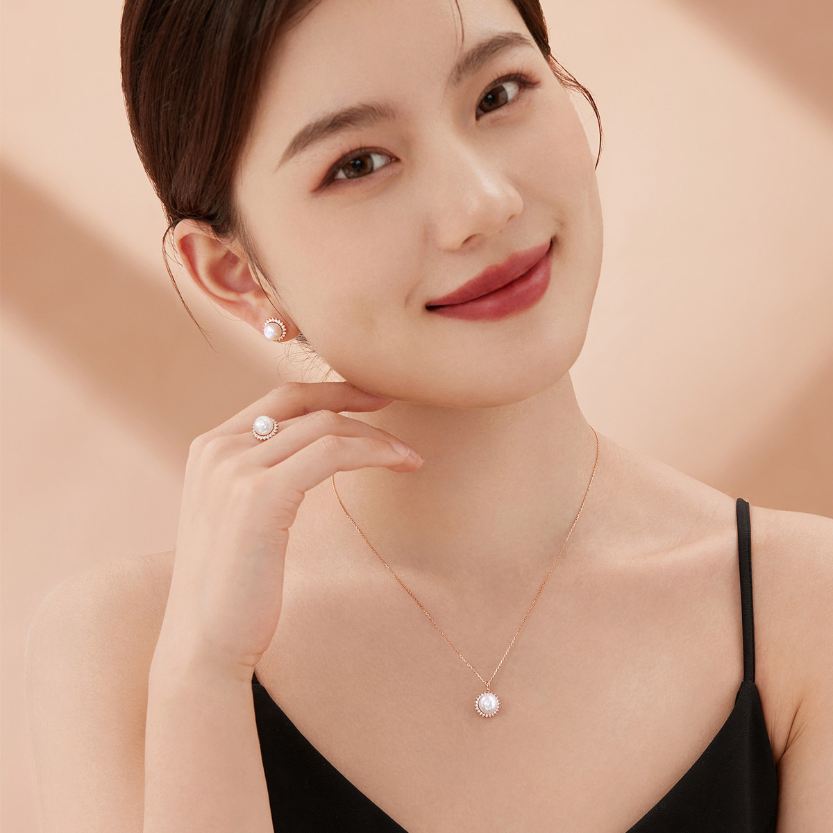 六福珠宝太阳花淡水珍珠吊坠女18k金镶钻石定价G04DSKP0007R【联系客服补货】