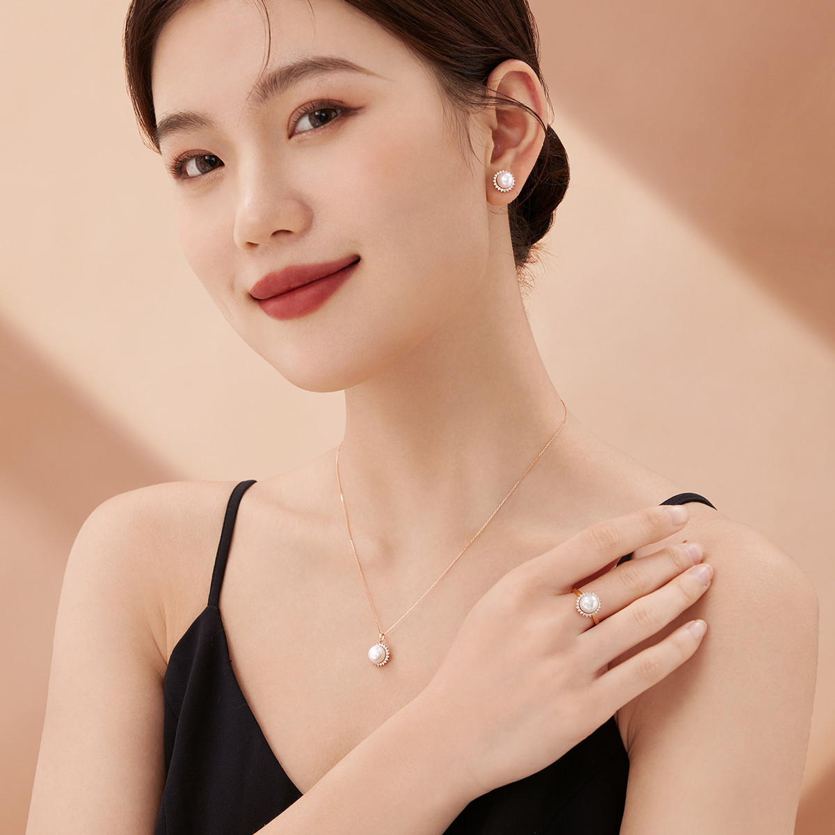 六福珠宝太阳花淡水珍珠吊坠女18k金镶钻石定价G04DSKP0007R【联系客服补货】