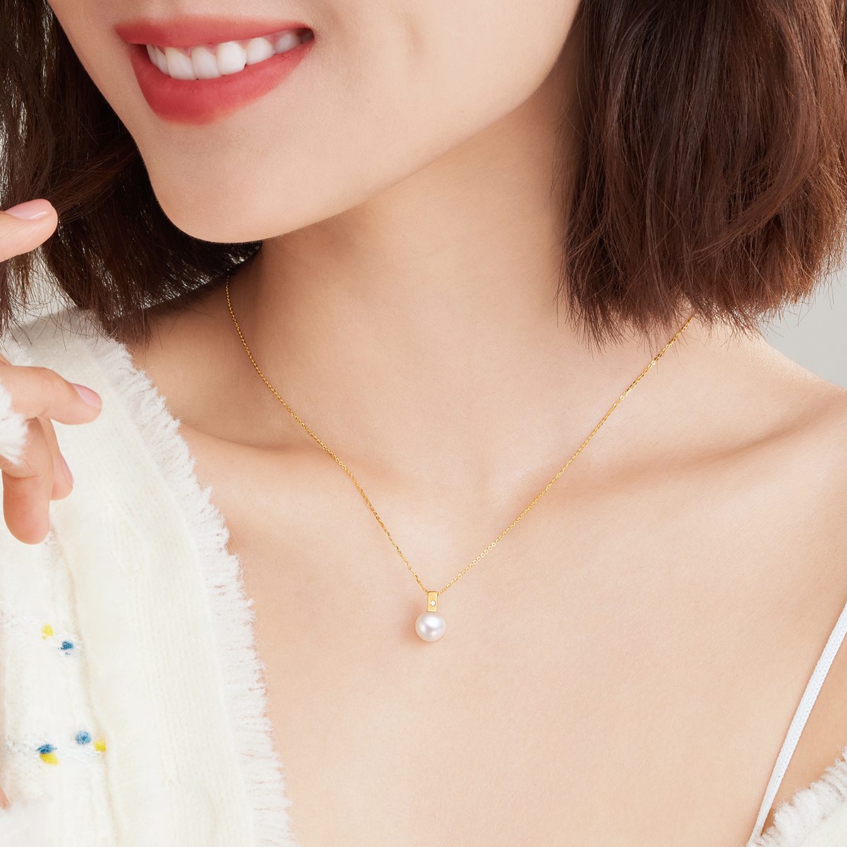 六福珠宝淡水珍珠项链拉丝光面18k金钻石吊坠女定价G04DSKN0027Y