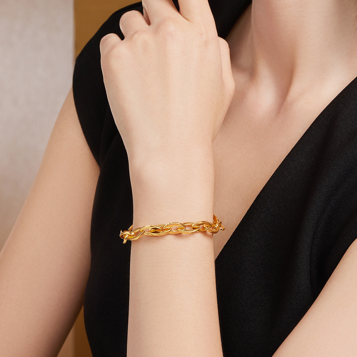 六福珠宝环环相扣黄金手链OT扣女时尚5D硬金首饰计价015081BA