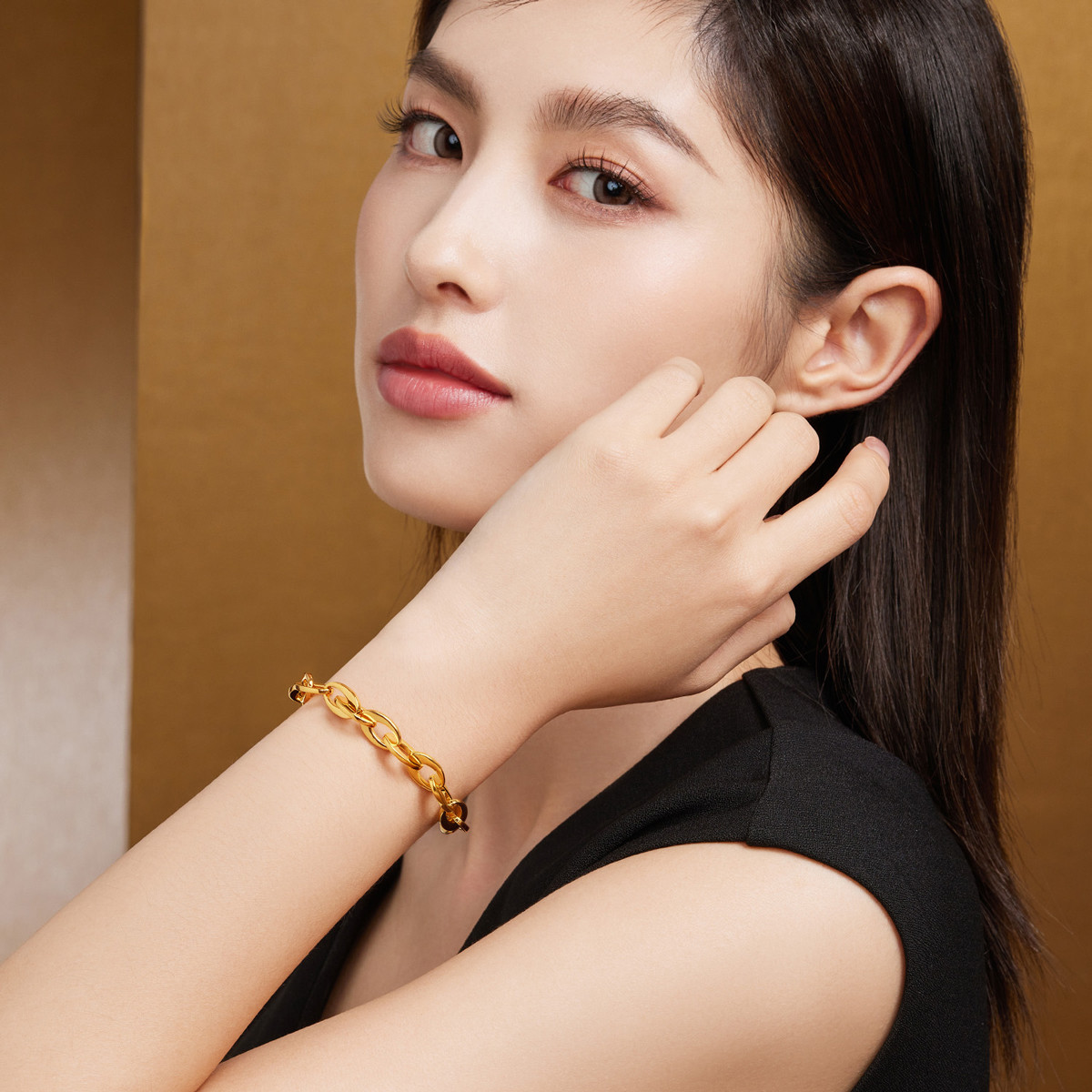 六福珠宝环环相扣黄金手链OT扣女时尚5D硬金首饰计价015081BA