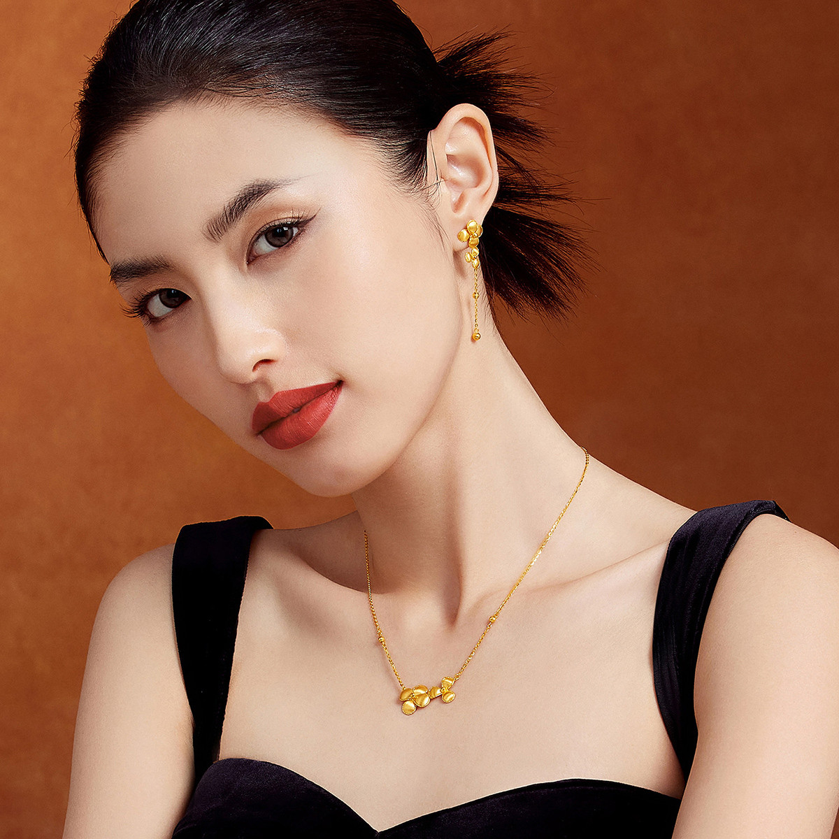 六福珠宝丝绸金如花似锦黄金项链女足金锁骨套链赏花计价011333UA