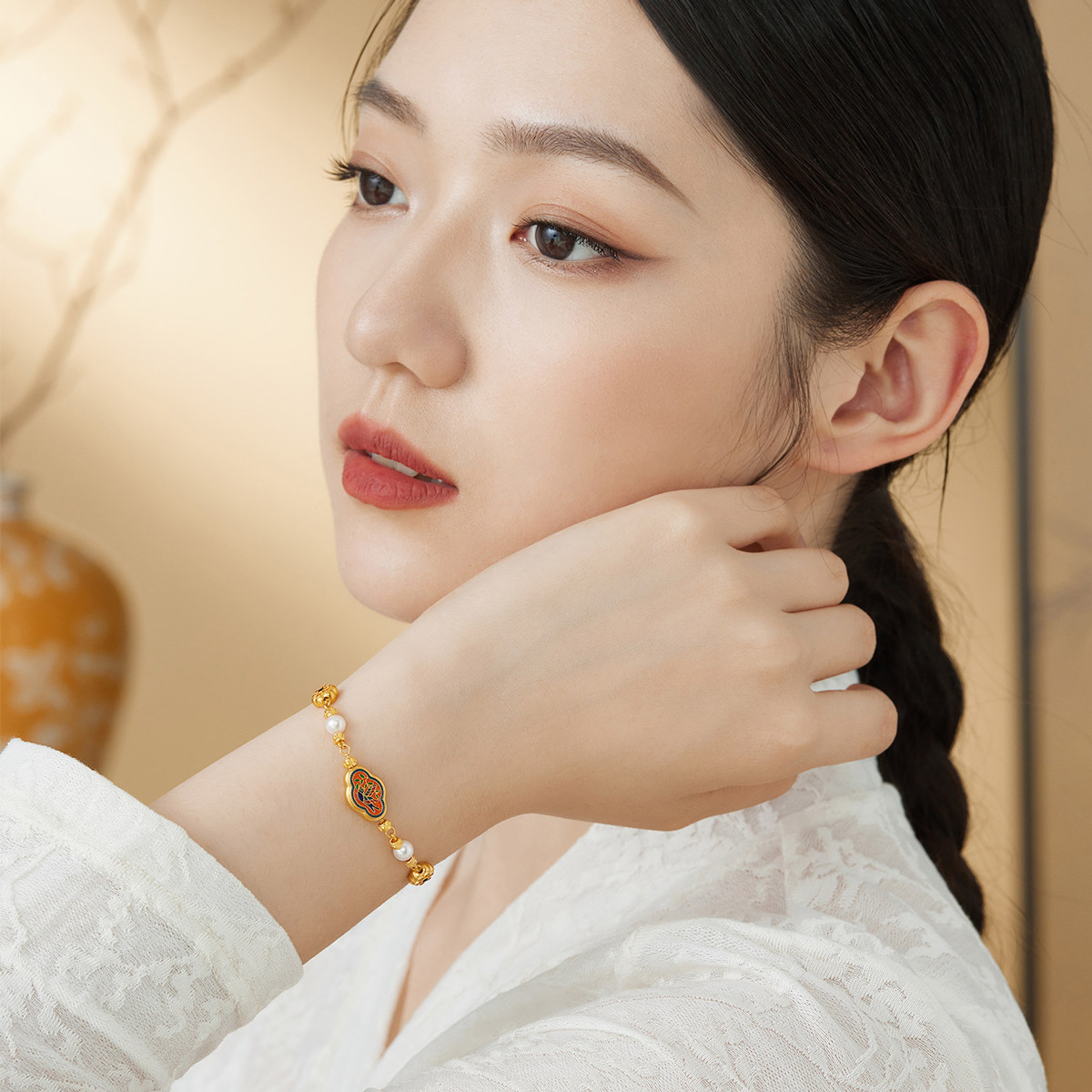 六福珠宝福满传家飞燕报喜黄金手链珍珠鎏彩工艺足金计价012469BA绿色