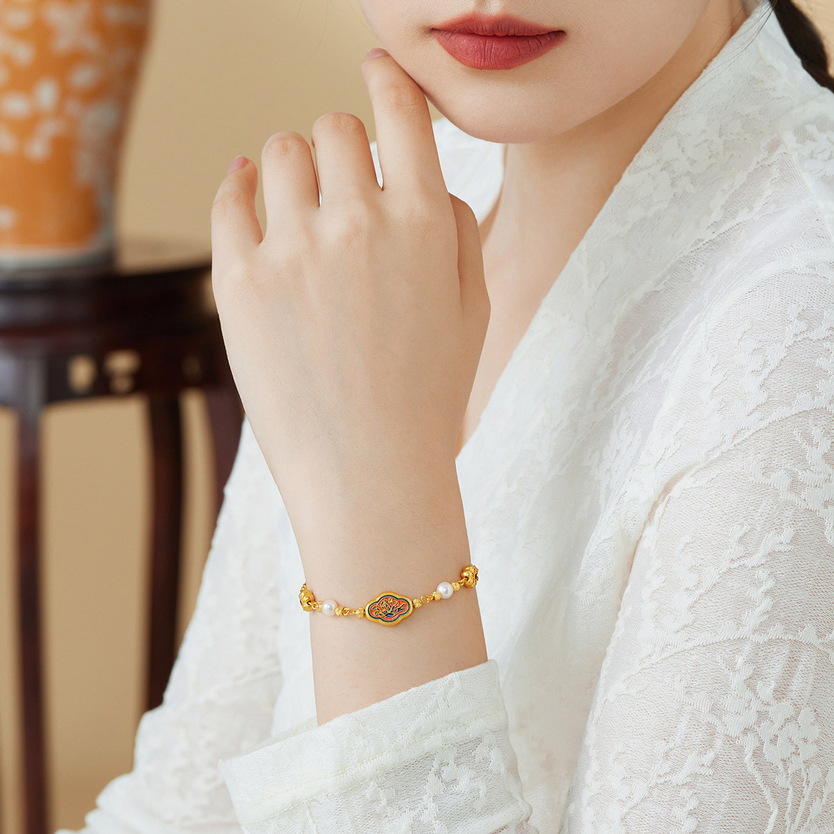 六福珠宝福满传家飞燕报喜黄金手链珍珠鎏彩工艺足金计价012469BA绿色