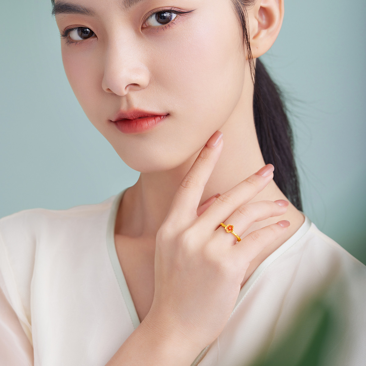  六福珠宝花朵黄金戒指福满传家鎏彩工艺梅花女戒计价F96TBGR0002