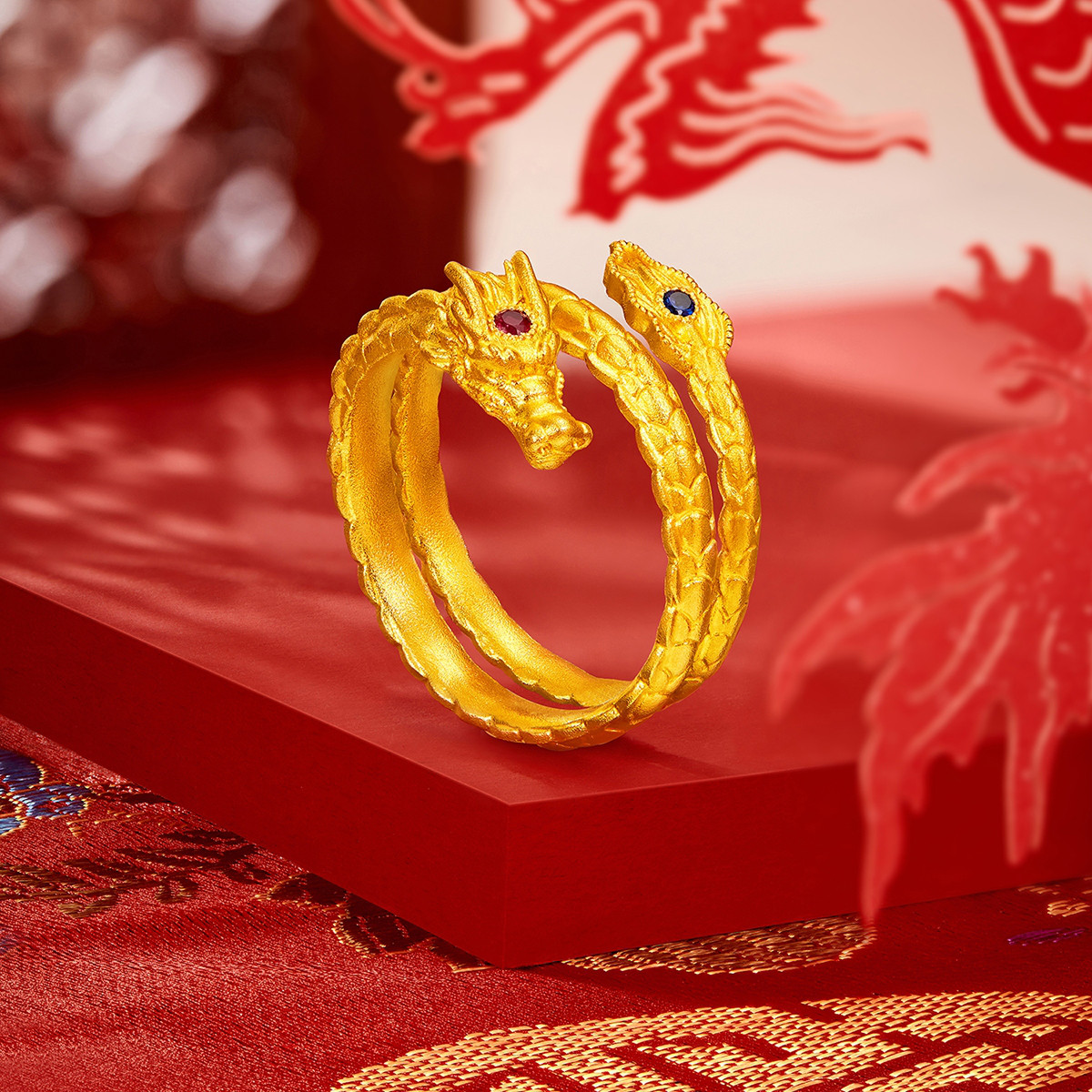 六福珠宝福满传家神龙摆尾黄金戒指女生肖双圈宝石戒指定价N232A【1V1直播看货】