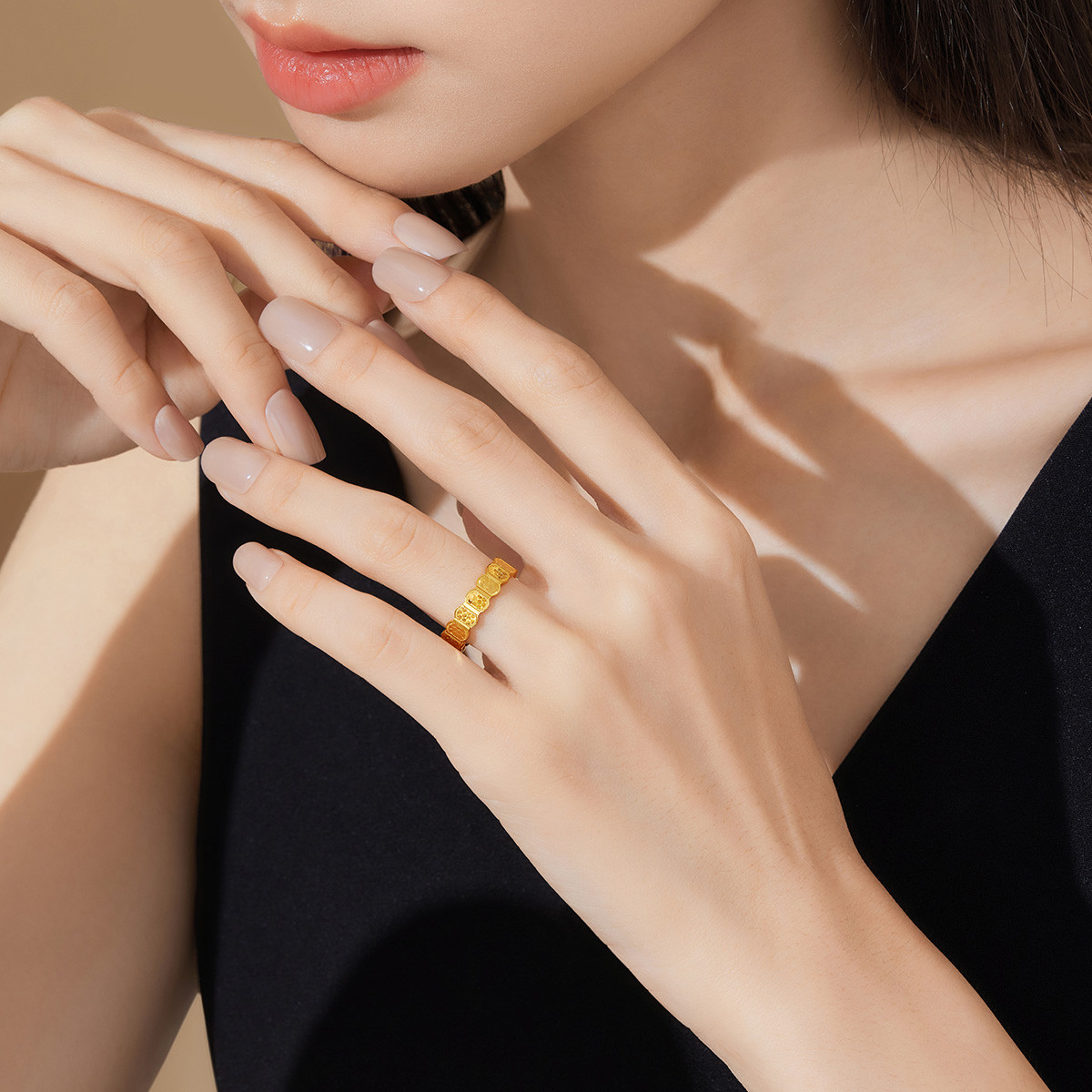 六福珠宝5G黄金戒指女光影金足金情侣对戒可刻字印爱计价F96TBGR0009