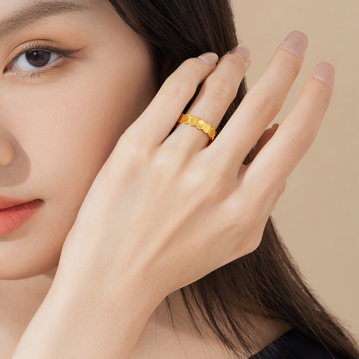 六福珠宝5G黄金戒指女光影金足金情侣对戒可刻字印爱计价F96TBGR0009