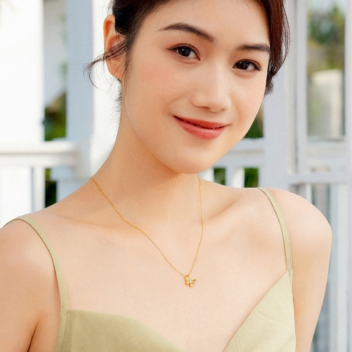 六福珠宝蝴蝶18K镶天然钻石项链女款钻石吊坠套链定价bADSKN0002Y