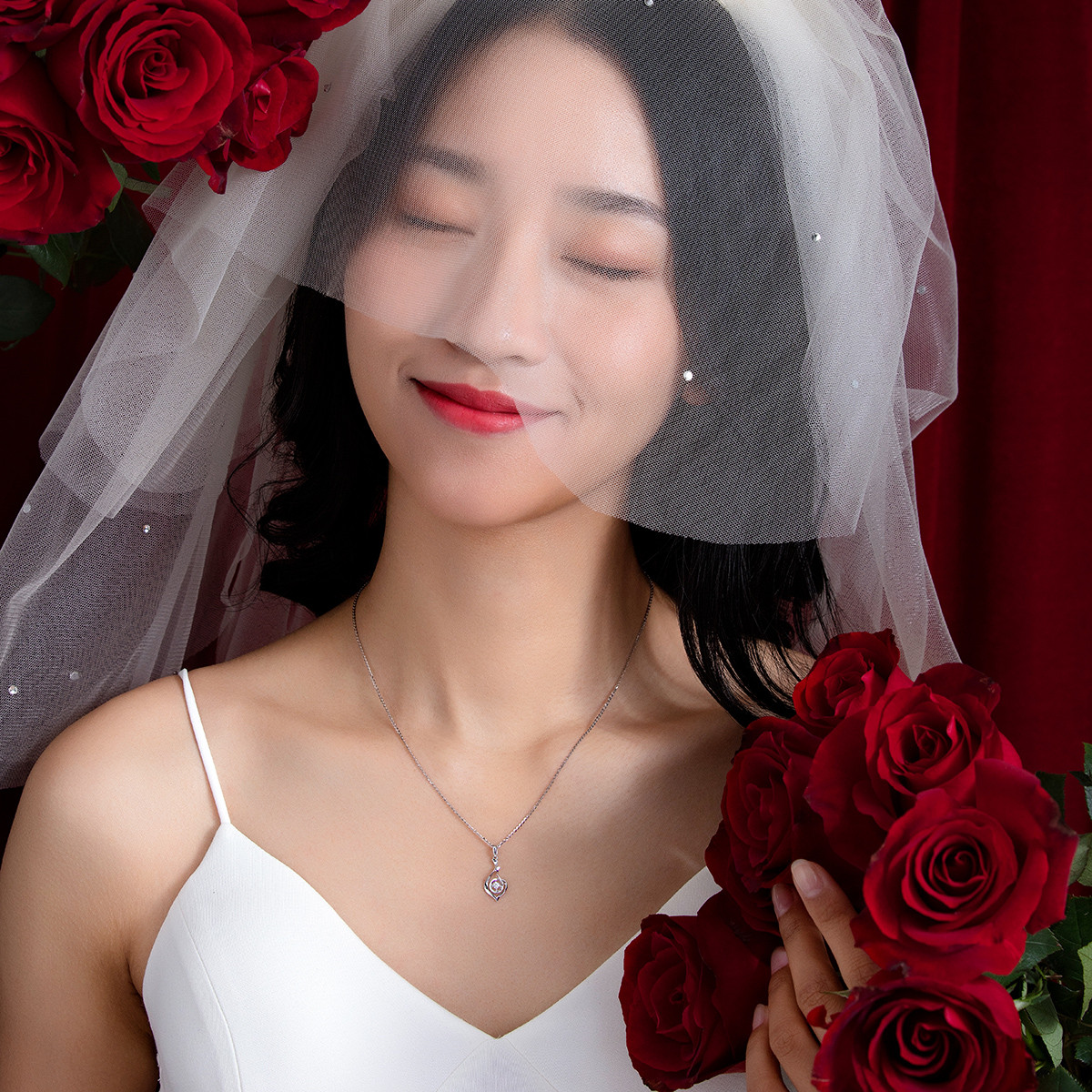 六福珠宝心连心18K金天然钻石项链吊坠女18K金钻石吊坠定价25260【联系客服补货】