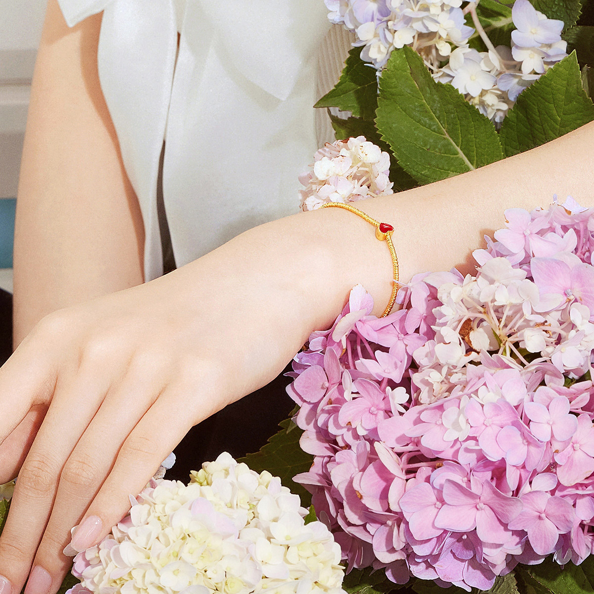 六福珠宝福满传家小红心黄金手链女鎏彩爱心手串计价F21TBGB0001【1V1直播看货】