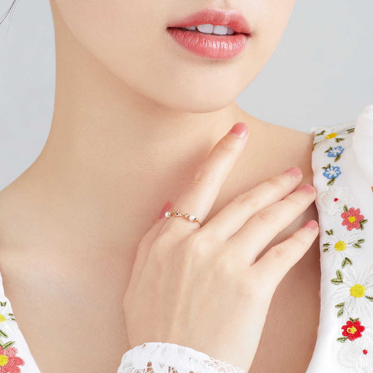 六福珠宝皇冠18K金戒指女淡水珍珠红宝石戒指定价G04DSKR0002R【联系客服补货】