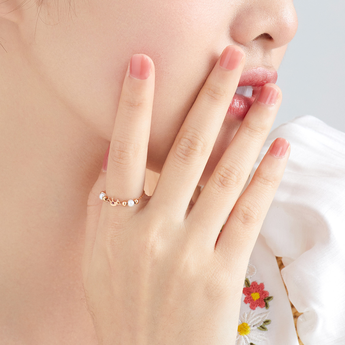 六福珠宝皇冠18K金戒指女淡水珍珠红宝石戒指定价G04DSKR0002R【联系客服补货】