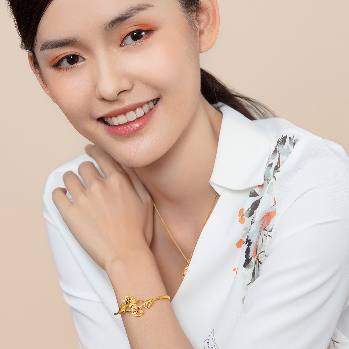 六福珠宝送妈妈康乃馨足金手镯鎏彩工艺黄金手镯计价GDGTBB0009【联系客服补货】
