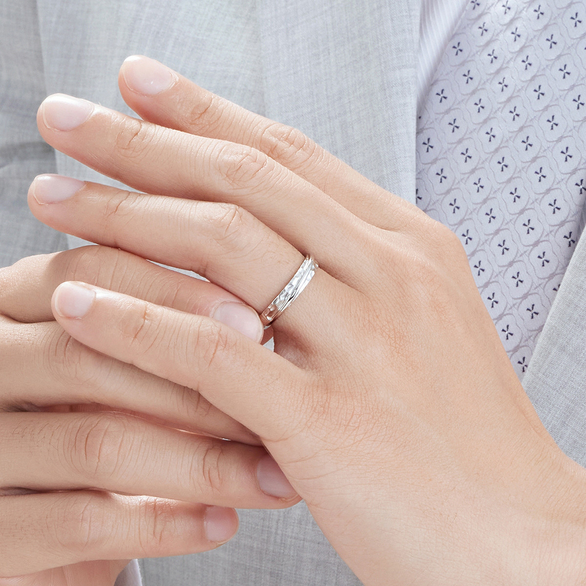 六福珠宝纯结锤纹白金对戒男Pt950婚嫁铂金戒指实心定价000593M1【联系客服补货】