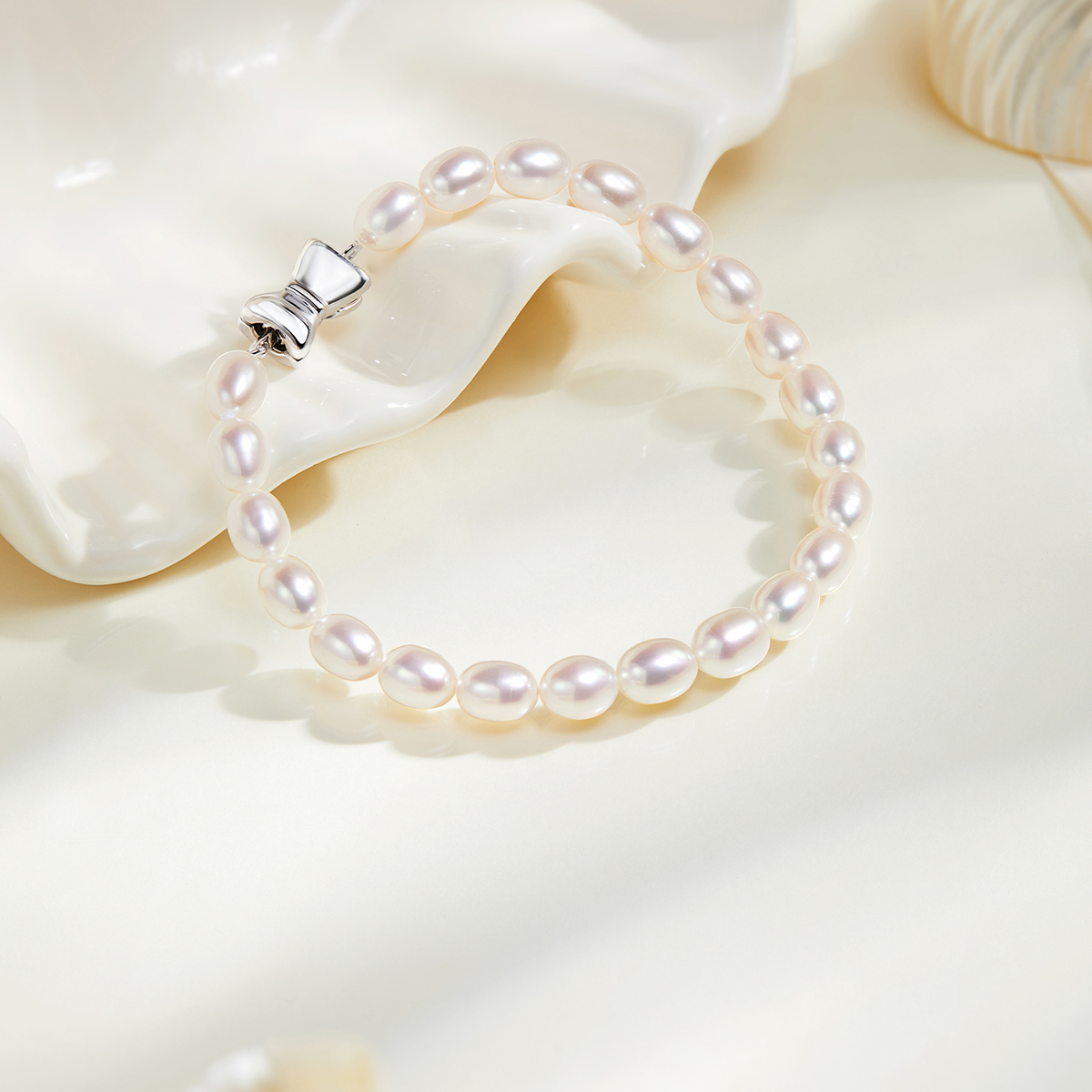 六福珠宝蝴蝶结淡水珍珠手链女款Ag925银饰手串定价G22DSSB0001