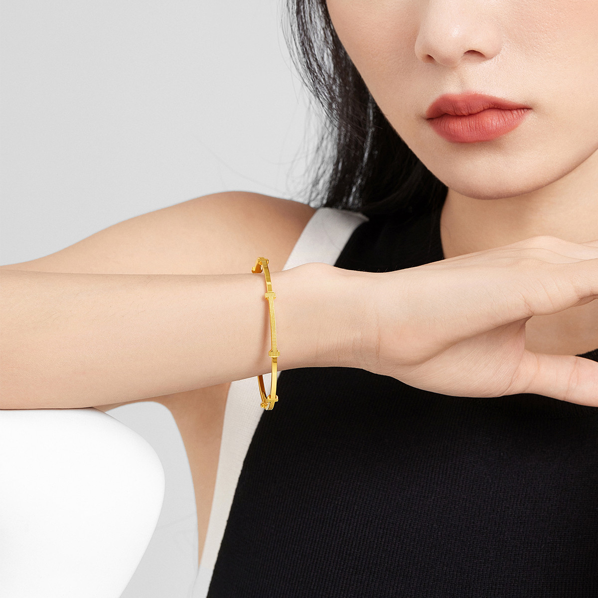 六福珠宝I字黄金手镯实心女款简约足金圆镯子正品计价A03TBGB0040【联系客服补货】【视频看货】