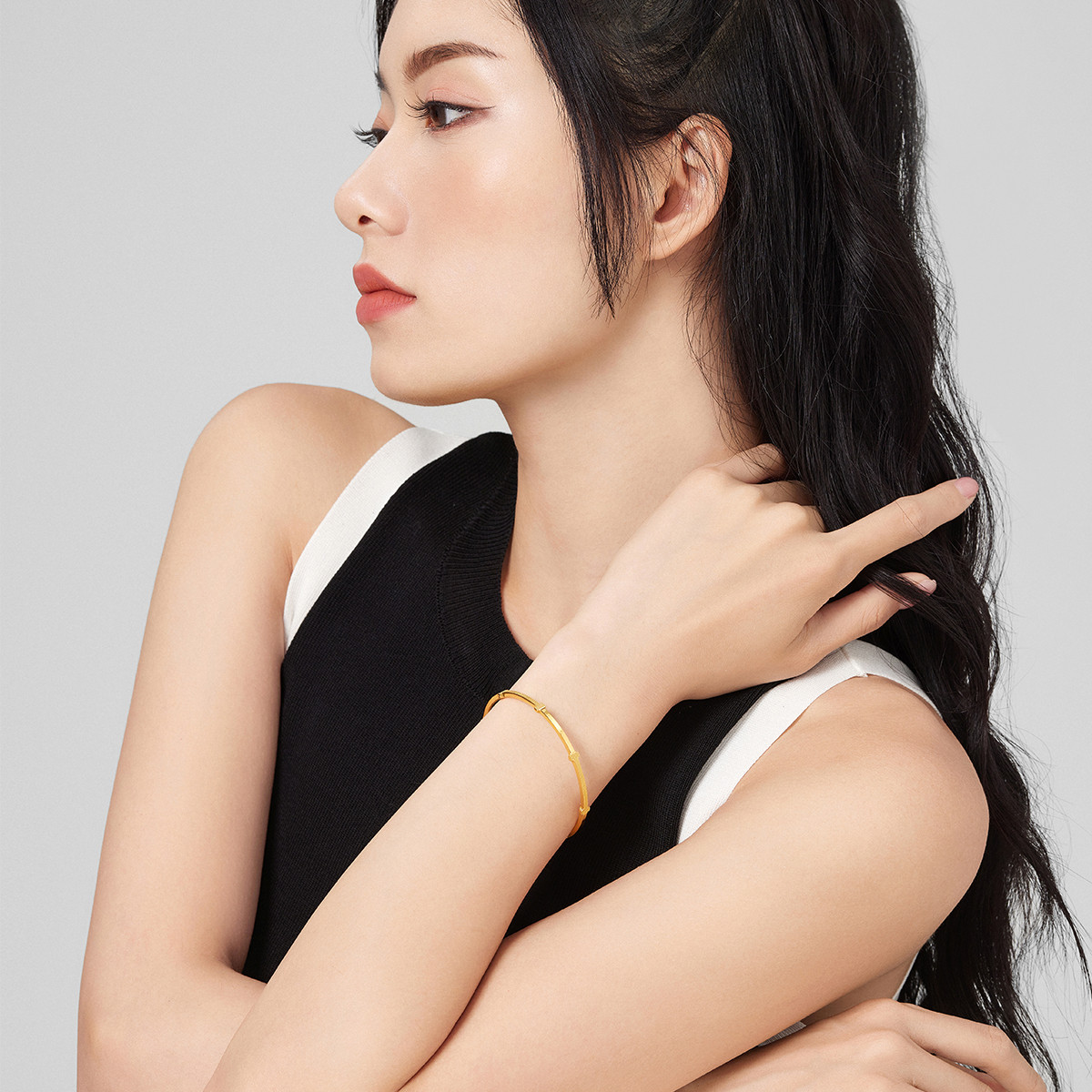 六福珠宝I字黄金手镯实心女款简约足金圆镯子正品计价A03TBGB0040【联系客服补货】【视频看货】