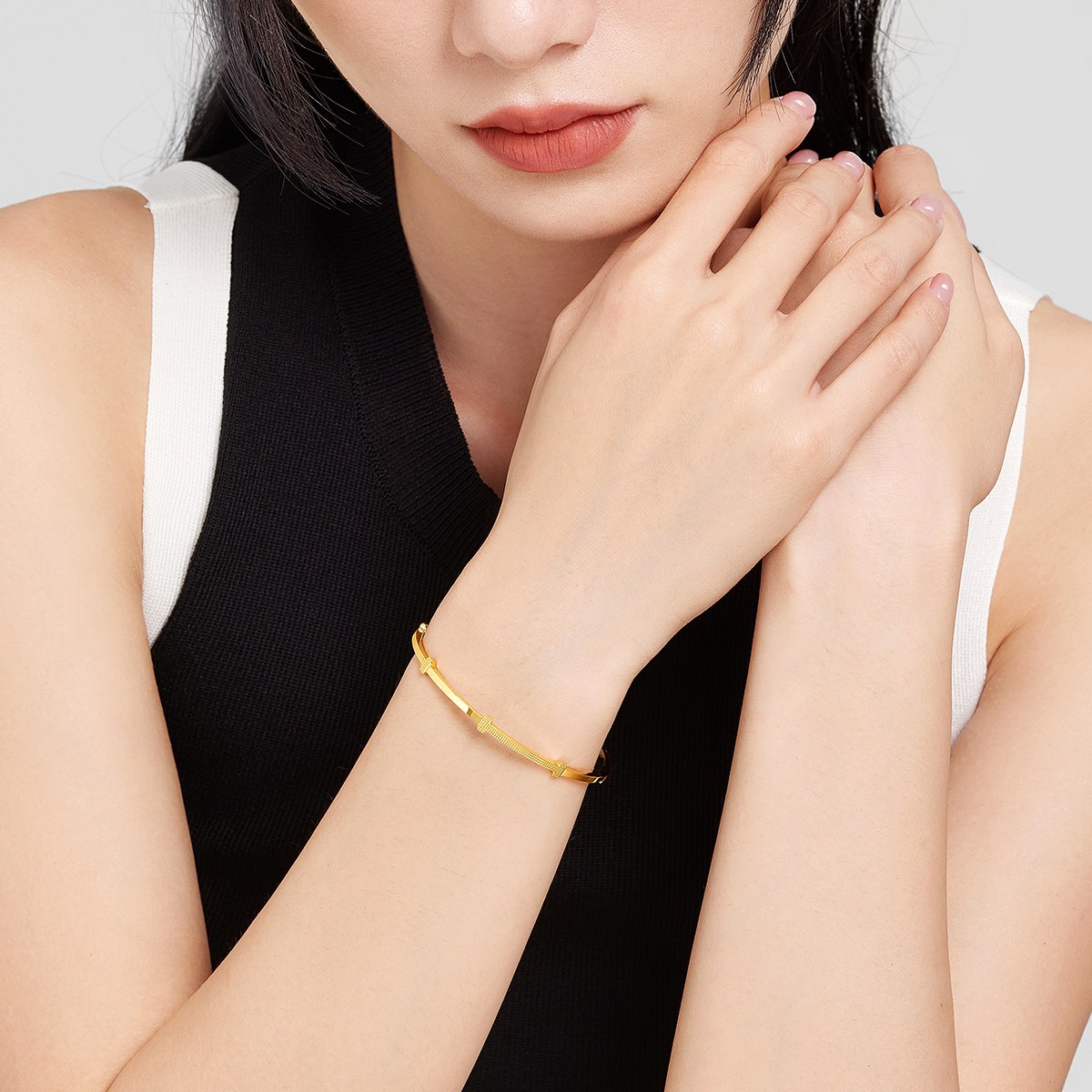 六福珠宝I字黄金手镯实心女款简约足金圆镯子正品计价A03TBGB0040【联系客服补货】【视频看货】