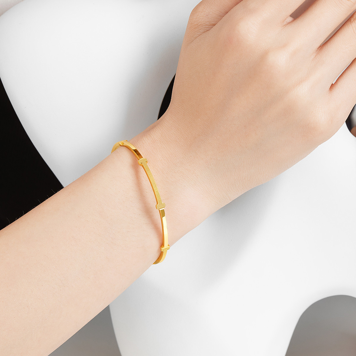 六福珠宝I字黄金手镯实心女款简约足金圆镯子正品计价A03TBGB0040【联系客服补货】【视频看货】