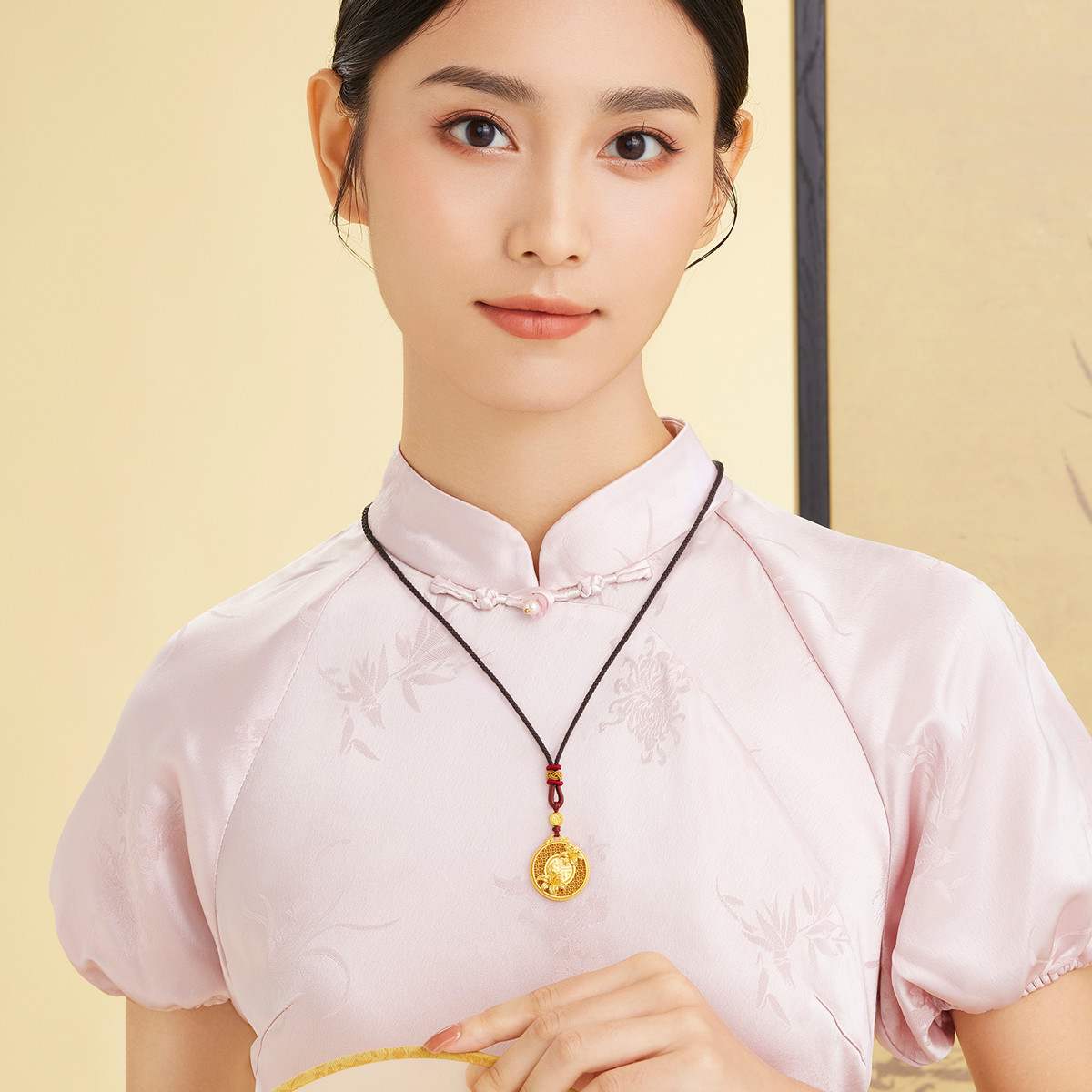 六福珠宝福满传家系列萱草花黄金吊坠女配颈绳送礼计价008543PA【联系客服补货】【1V1直播看货】