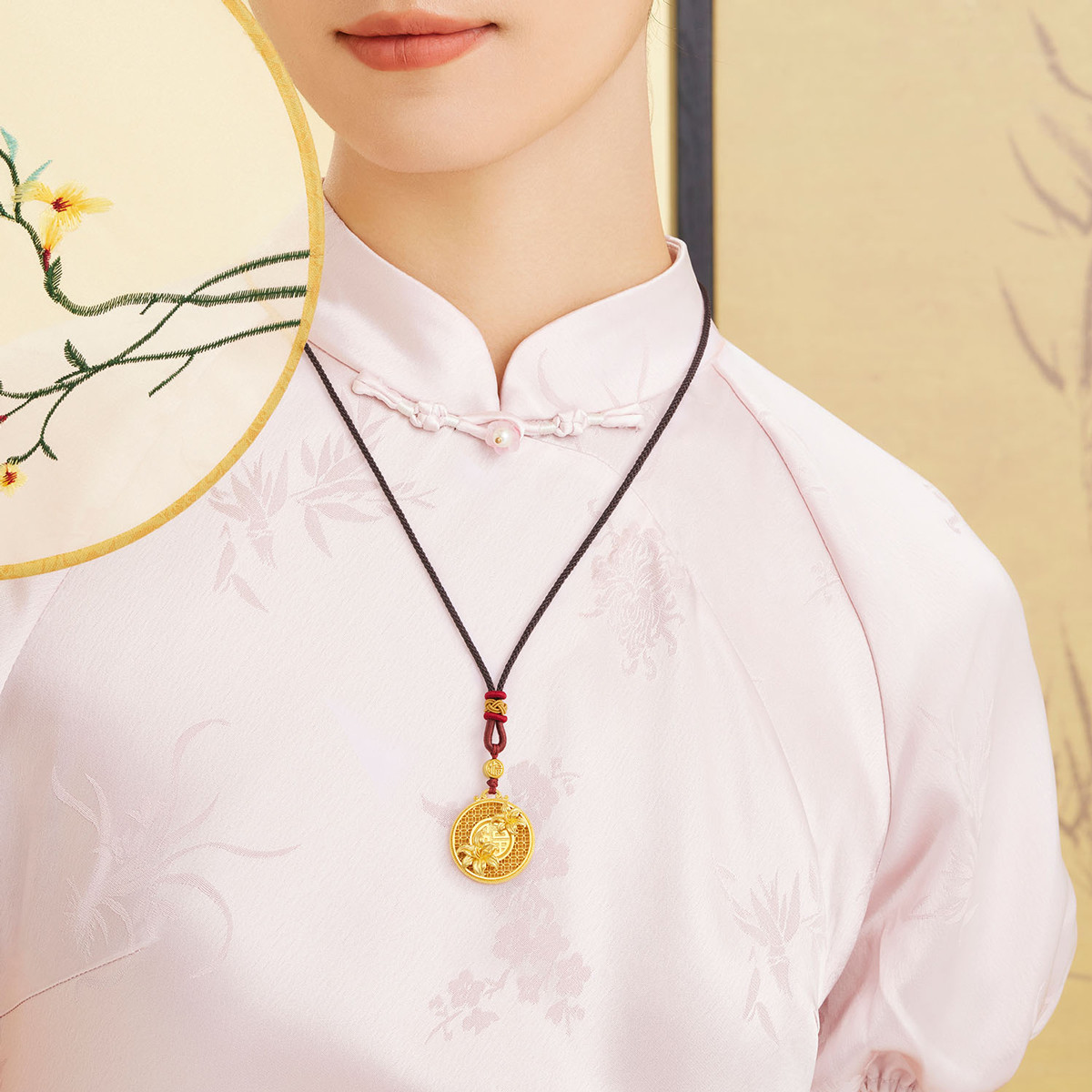 六福珠宝福满传家系列萱草花黄金吊坠女配颈绳送礼计价008543PA【联系客服补货】【1V1直播看货】
