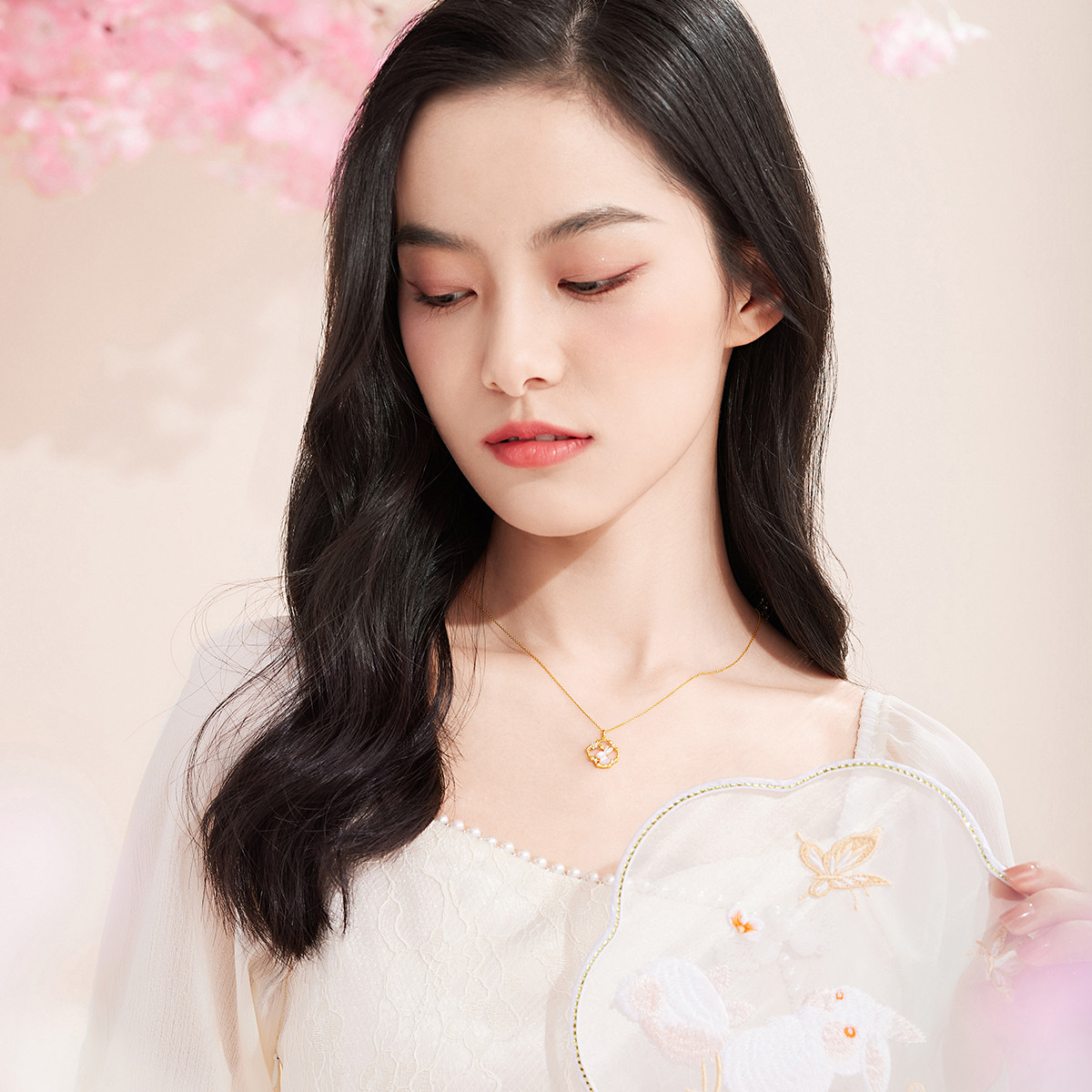 六福珠宝梅花玉兔项链18k金钻石吊坠女粉贝壳套链中秋礼定价cMDSKN0086Y【联系客服补货】