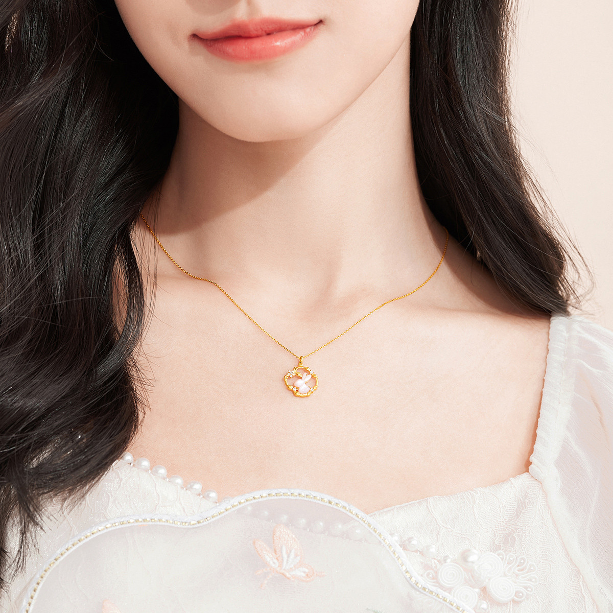 六福珠宝梅花玉兔项链18k金钻石吊坠女粉贝壳套链中秋礼定价cMDSKN0086Y【联系客服补货】