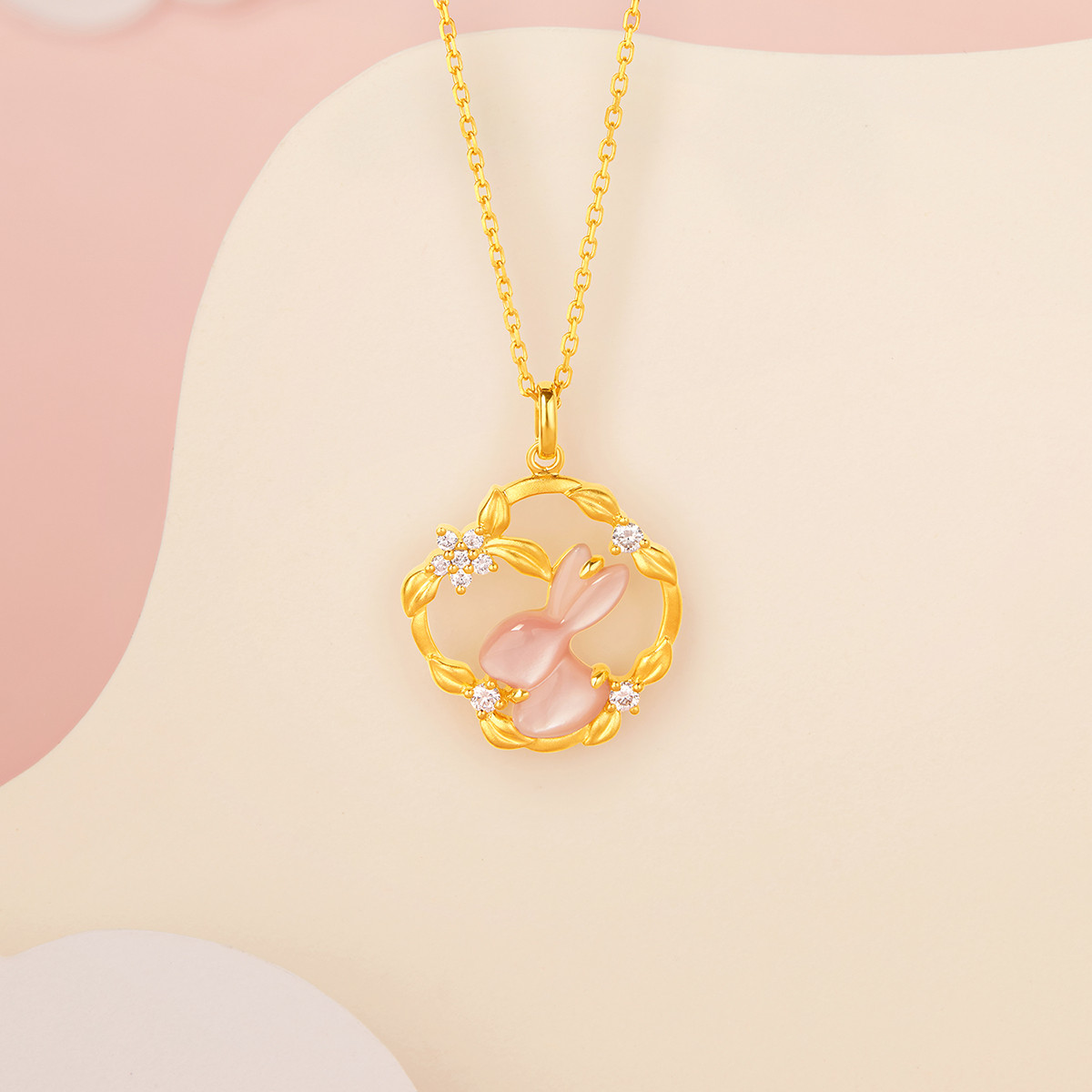 六福珠宝梅花玉兔项链18k金钻石吊坠女粉贝壳套链中秋礼定价cMDSKN0086Y【联系客服补货】