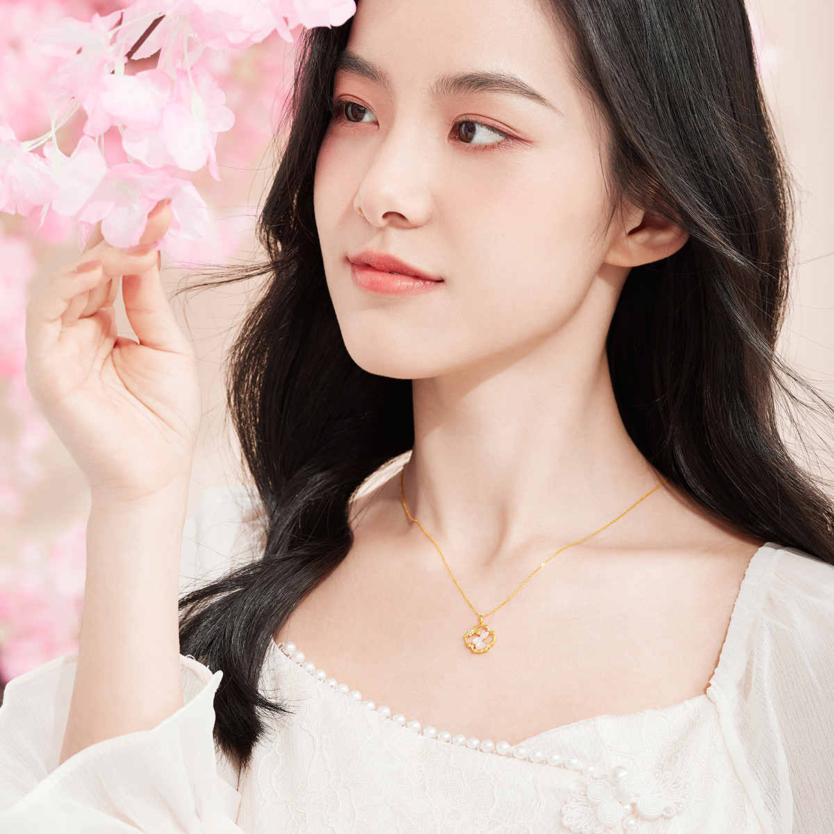 六福珠宝梅花玉兔项链18k金钻石吊坠女粉贝壳套链中秋礼定价cMDSKN0086Y【联系客服补货】