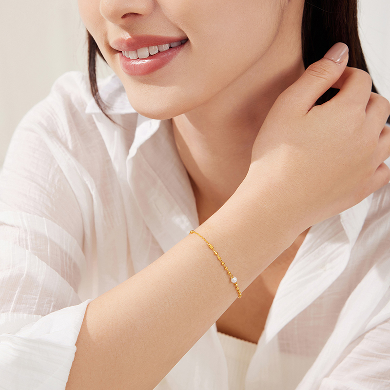 六福珠宝星光系列黄金手链女款简约珍珠足金珠首饰计价HEG0007DS海边