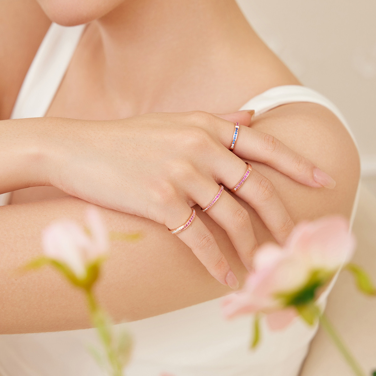 六福珠宝虹彩系列18k金镶蓝宝石戒指女款钻石戒指定价cMDSKR0078R