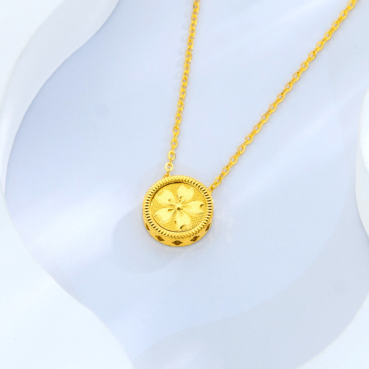 六福珠宝光影金五瓣花黄金项链女款5G足金套链可转动计价015392NA