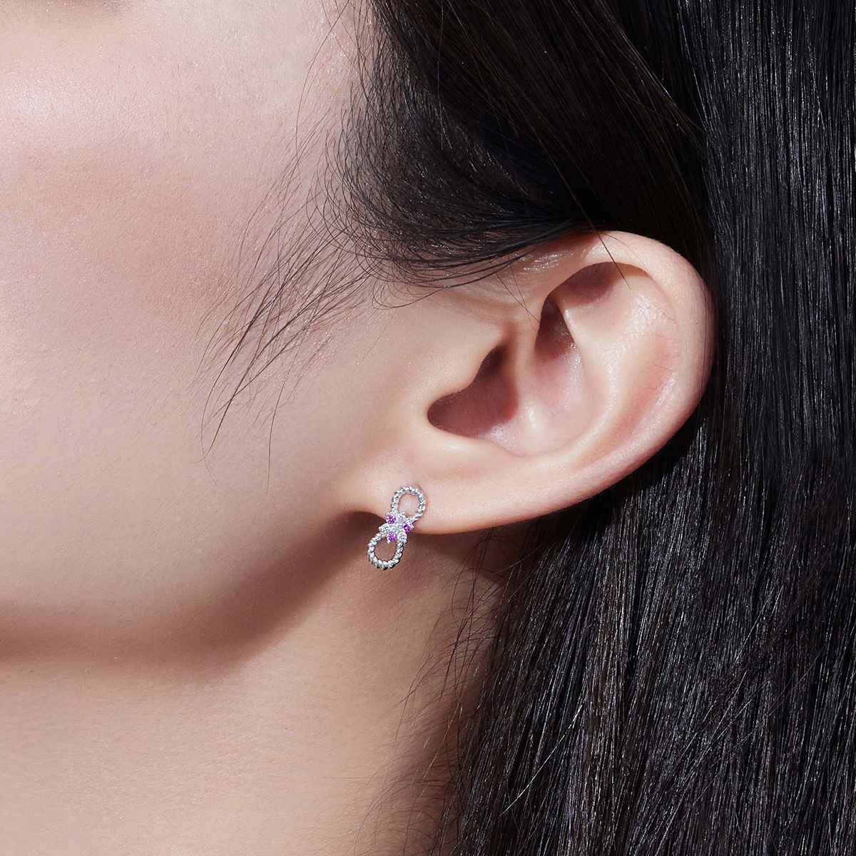 【秒杀】六福珠宝钻石耳钉女麻花边18k金蓝宝石耳坠送礼定价cMDSKE0053W【联系客服补货】