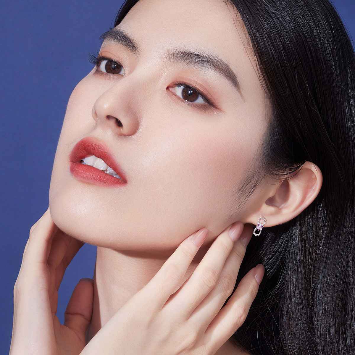 【秒杀】六福珠宝钻石耳钉女麻花边18k金蓝宝石耳坠送礼定价cMDSKE0053W【联系客服补货】