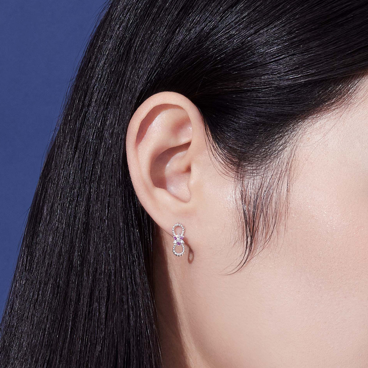 【秒杀】六福珠宝钻石耳钉女麻花边18k金蓝宝石耳坠送礼定价cMDSKE0053W【联系客服补货】