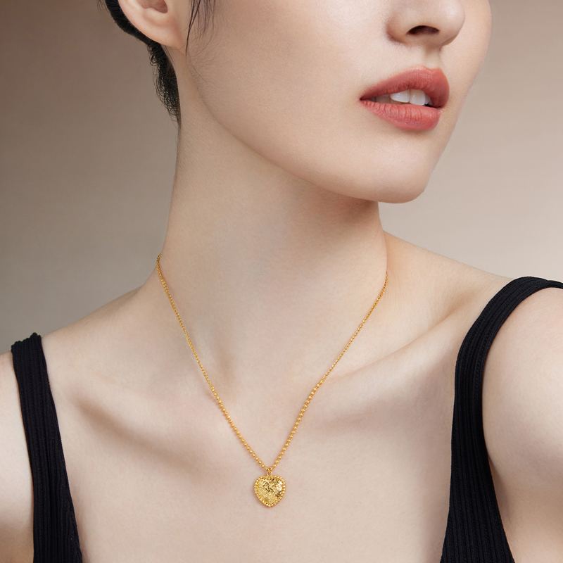 六福珠宝光影金爱心碎碎冰黄金项链女5G足金吊坠套链计价023305NA