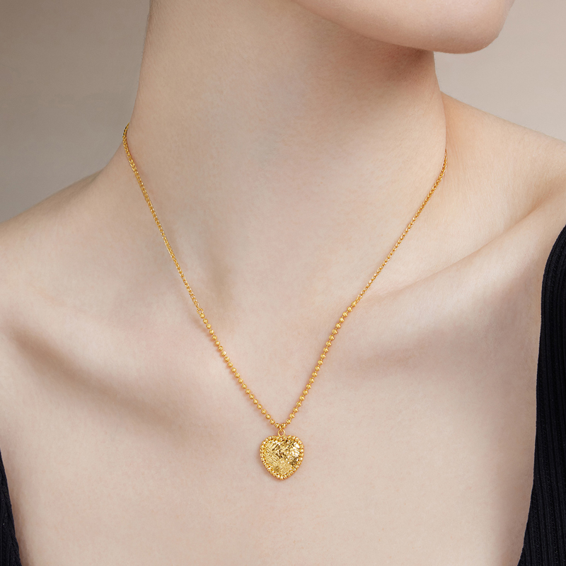 六福珠宝光影金爱心碎碎冰黄金项链女5G足金吊坠套链计价023305NA