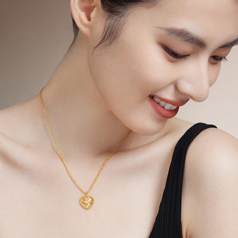 六福珠宝光影金爱心碎碎冰黄金项链女5G足金吊坠套链计价023305NA