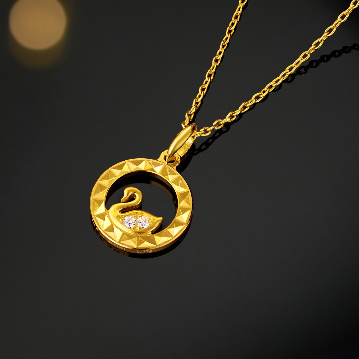 六福珠宝Goldstyle·X天鹅黄金吊坠镶钻石挂坠女黄金镶钻GDA1TBP0029【联系客服补货】
