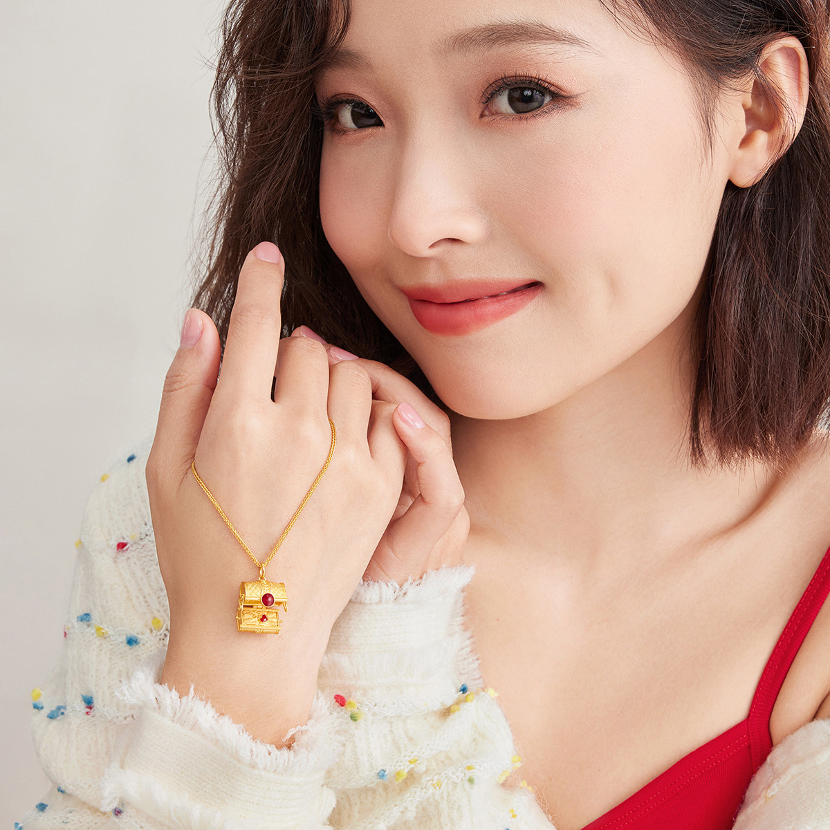 六福珠宝藏宝箱黄金吊坠宝石级鎏彩工艺光影金5G计价HXGTBP0013