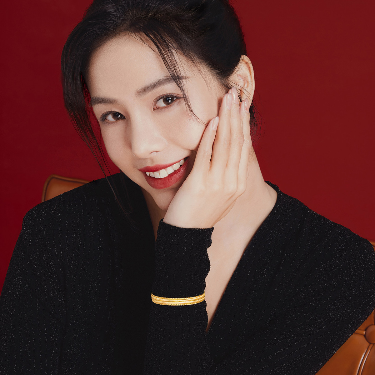 六福珠宝丝绸金轨迹实心镯子女拉丝开口黄金手镯计价L19TBGB0010