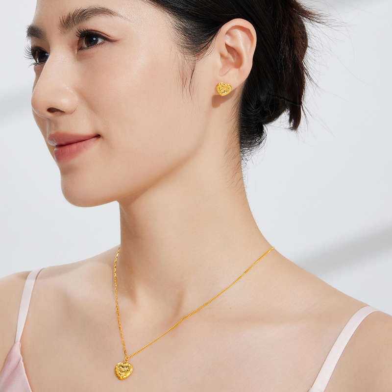 六福珠宝黄金戒指悦动心闪足金碎碎冰爱心耳钉女计价HEG0003DS